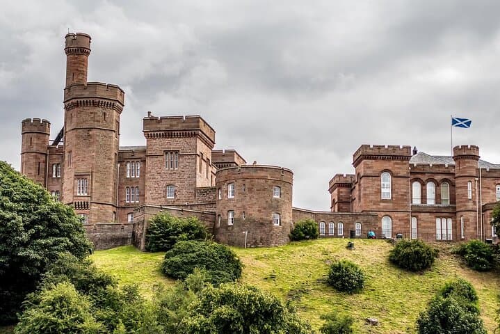 Private Romantic Walking Tour in Historic Inverness