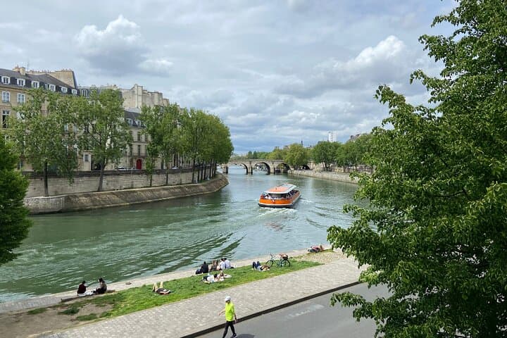 Full-Day Self-Guided Paris Tour from London by Eurostar with Seine River Cruise