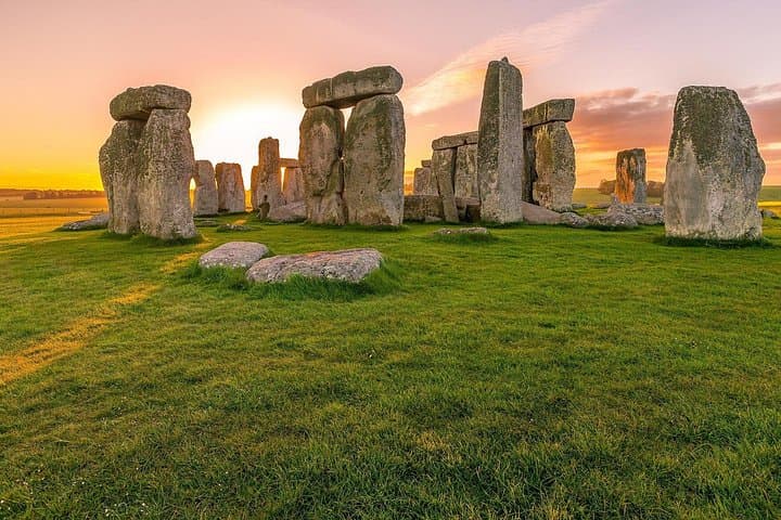 Stonehenge and Bath Guided Day Tour from London