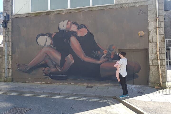 5 Star Tour of Aberdeen's Historic Centre and Street Art