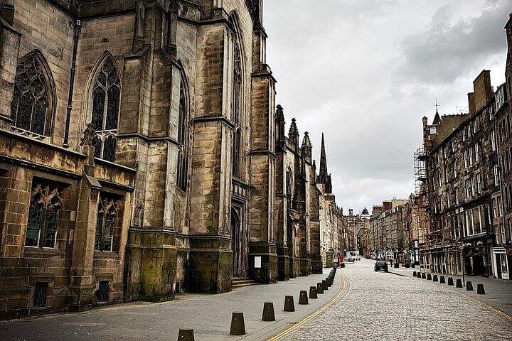 Private Full Day Edinburgh Walking Tour: Castles & Old Town Sight