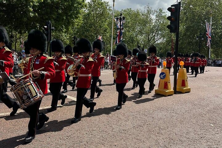 Changing of the Guard: A Self-Guided Audio Tour in London