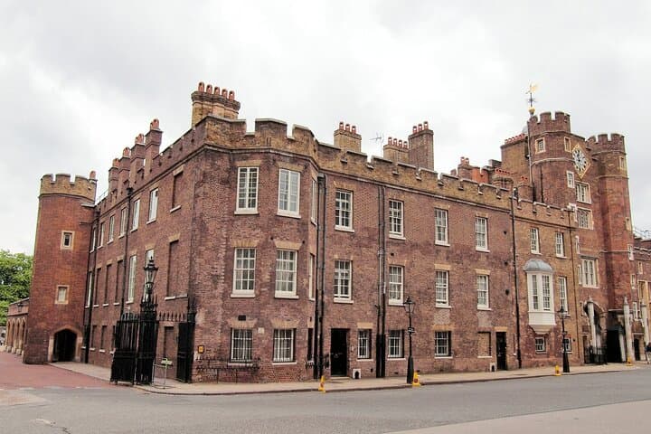 Changing of the Guard: A Self-Guided Audio Tour in London