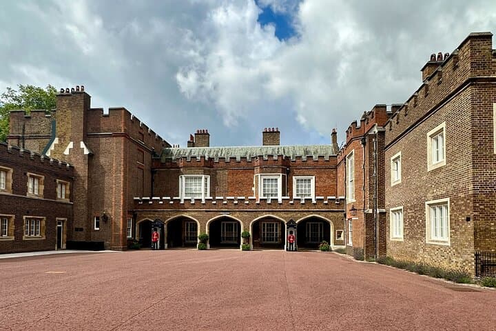 Changing of the Guard: A Self-Guided Audio Tour in London