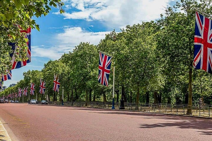 Changing of the Guard: A Self-Guided Audio Tour in London