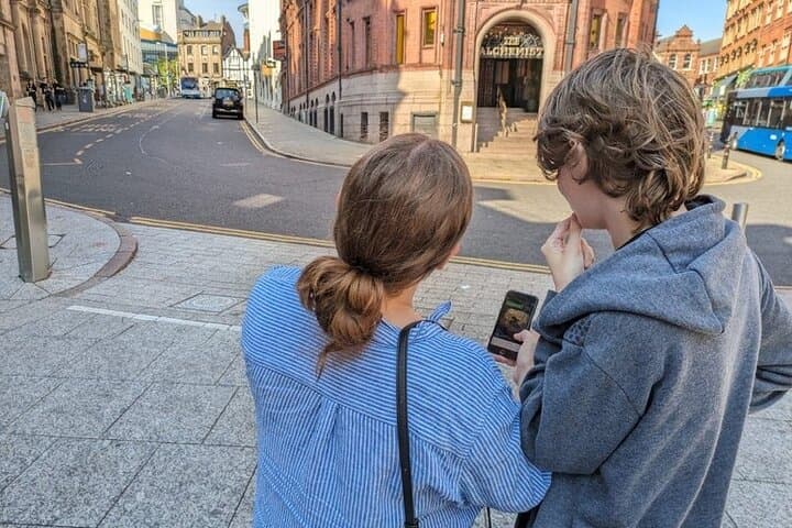 Unlock hidden secrets, explore historic sites, and create lasting memories with our treasure hunt in Nottingham.