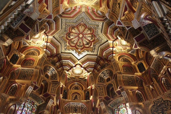 Explore the rooms of Cardiff Castle with your experienced guide and learn all about this georgous golden ceiling