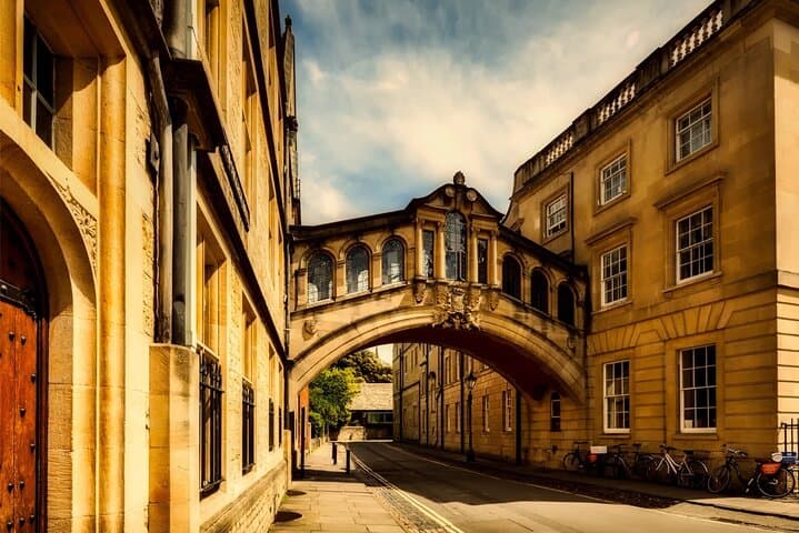Oxford Self-Guided City Walking Tour & Scavenger Hunt