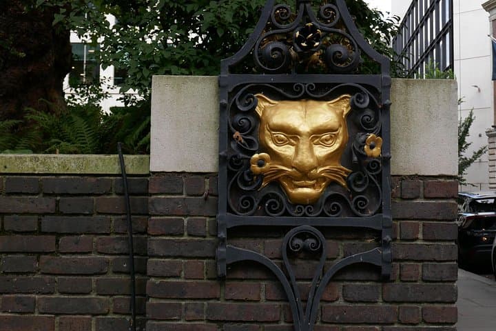 Fashion History Walking Tour in London