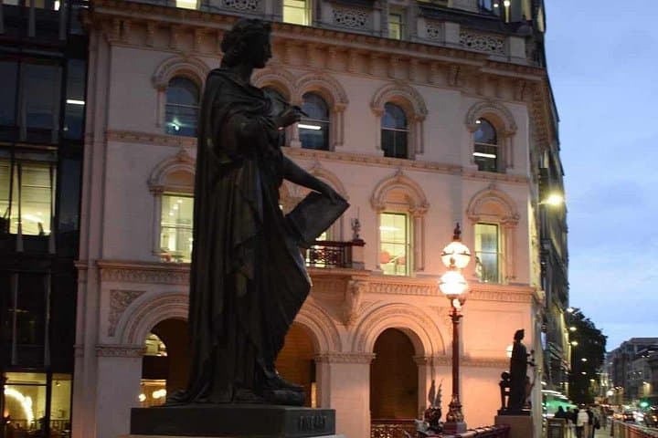 The Haunted Pubs of Old London: Small Group Tour
