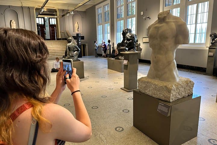 Kid-Friendly Victoria & Albert Museum and Kensington Gardens Tour