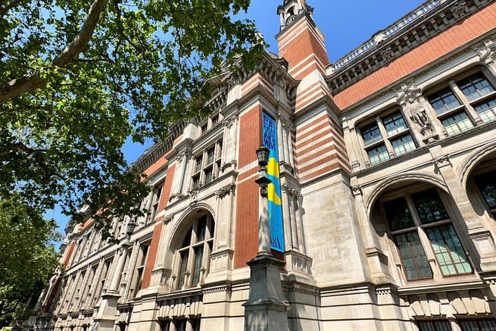 Kid-Friendly Victoria & Albert Museum and Kensington Gardens Tour