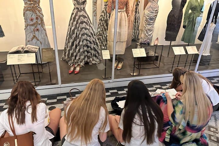 Kid-Friendly Victoria & Albert Museum and Kensington Gardens Tour
