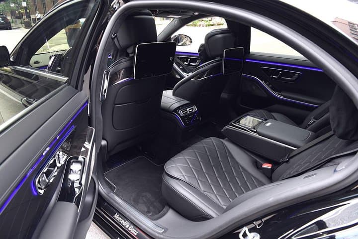 Private Transfer: Luton Airport LTN to London by Luxury Car