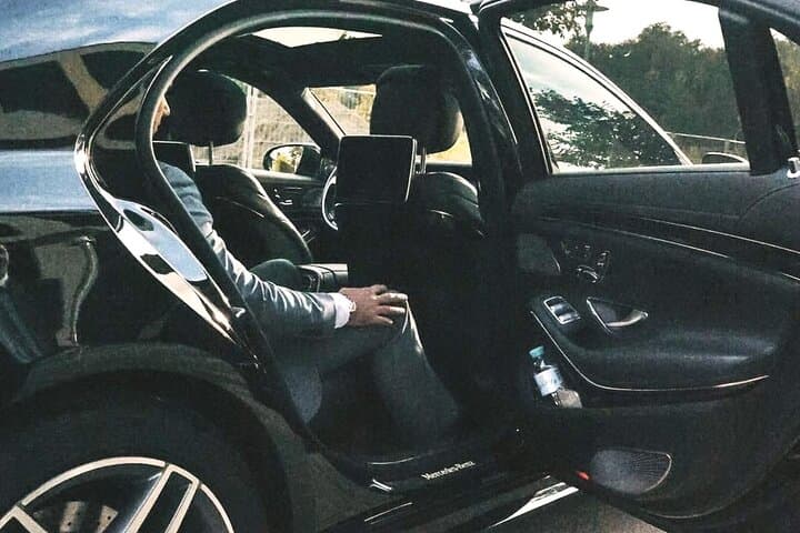 Private Transfer: Luton Airport LTN to London by Business Car