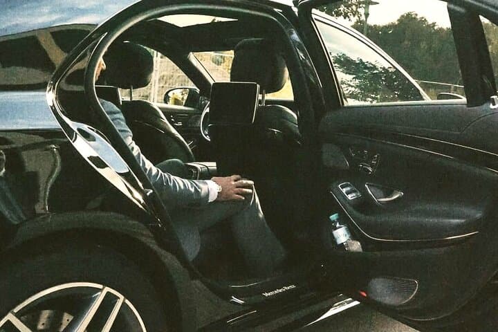 Private Transfer: London to Luton Airport LTN by Business Car