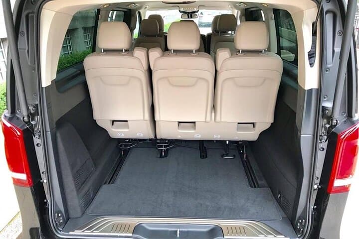 Luxury Chauffeur-Driven Private Vehicle Day Tour to Cambridge