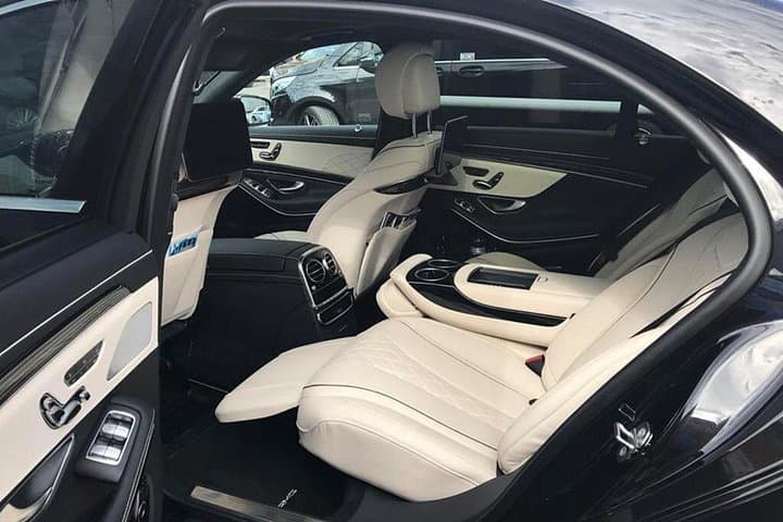 Luxury Chauffeur-Driven Private Vehicle Day Tour to Cambridge
