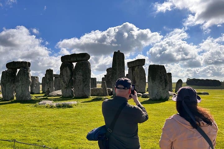 Beat the crowds with our early start at Stonehenge