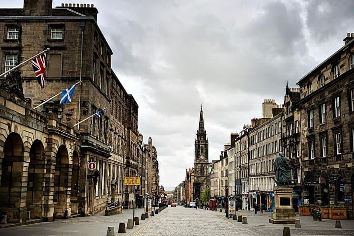 Private Full Day Edinburgh Walking Tour: Castles & Old Town Sight