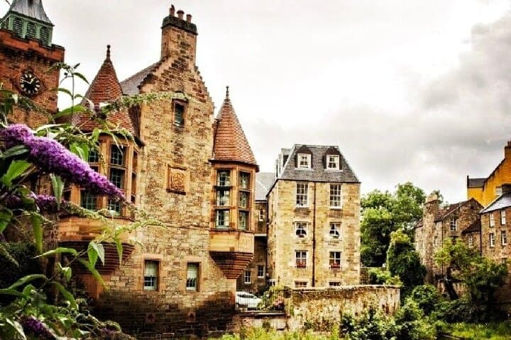 Enchanting Edinburgh: Half-Day Walking Tour with Local City Guide