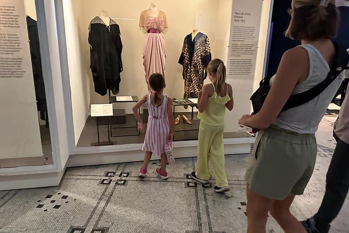London V&A Museum and Kensington Gardens Tour for Kids