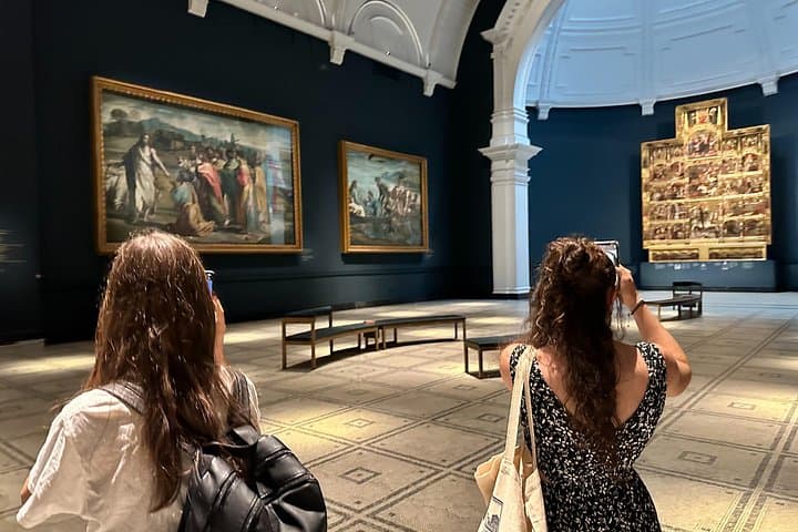 London V&A Museum and Kensington Gardens Tour for Kids