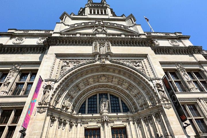 London V&A Museum and Kensington Gardens Tour for Kids