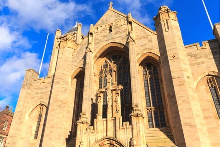 Leeds Self-Guided City Walking Tour & Scavenger Hunt