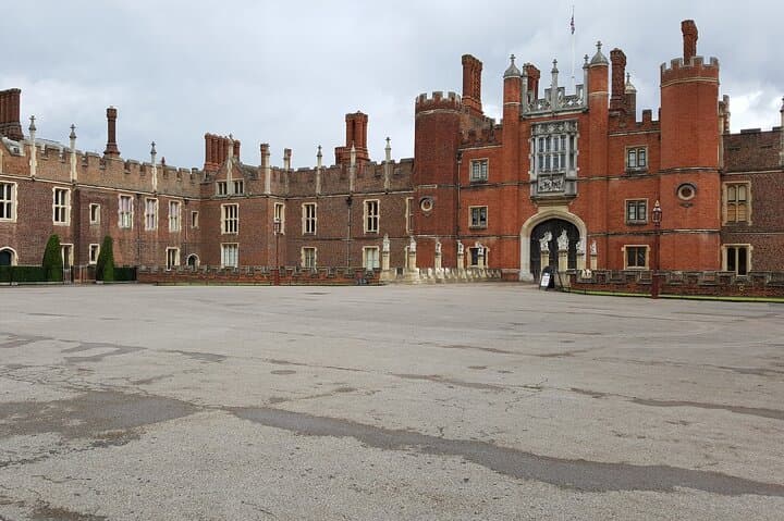 Hampton Court Palace Private Tour with Skip the Line Entry