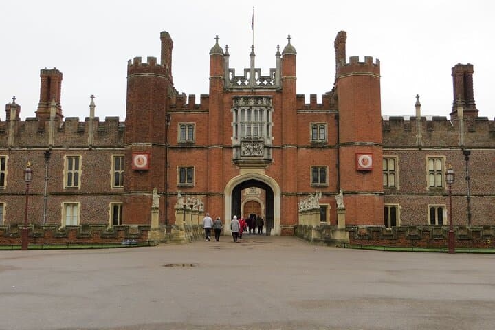 Hampton Court Palace Private Tour with Skip the Line Entry