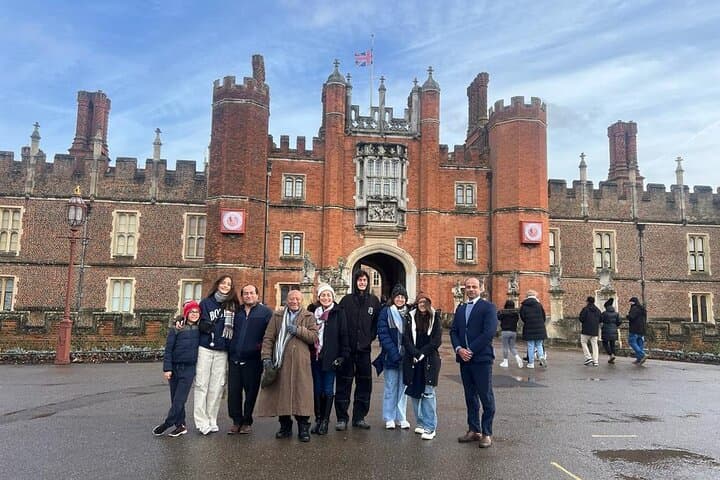 Hampton Court Palace Private Tour with Skip the Line Entry