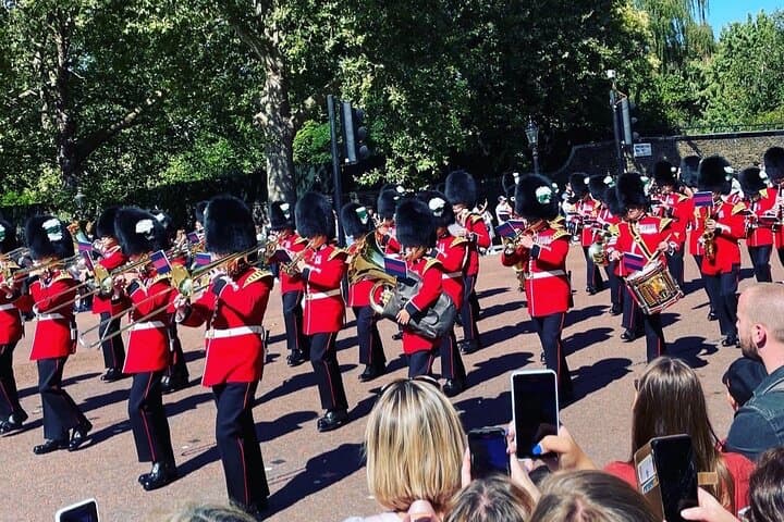 Private Royal London Taxi Tour with The Changing of the Guards
