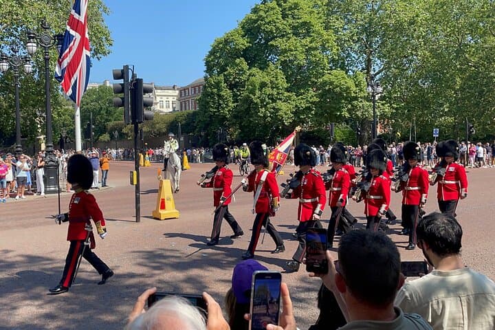 Private Royal London Taxi Tour with The Changing of the Guards
