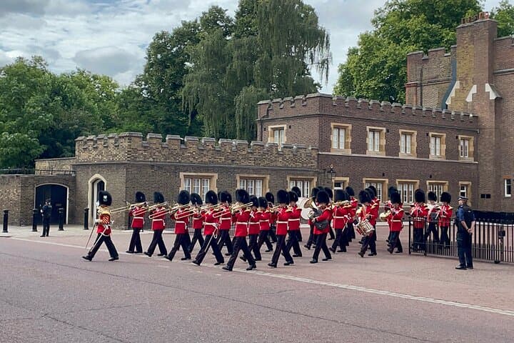 Private Royal London Taxi Tour with The Changing of the Guards