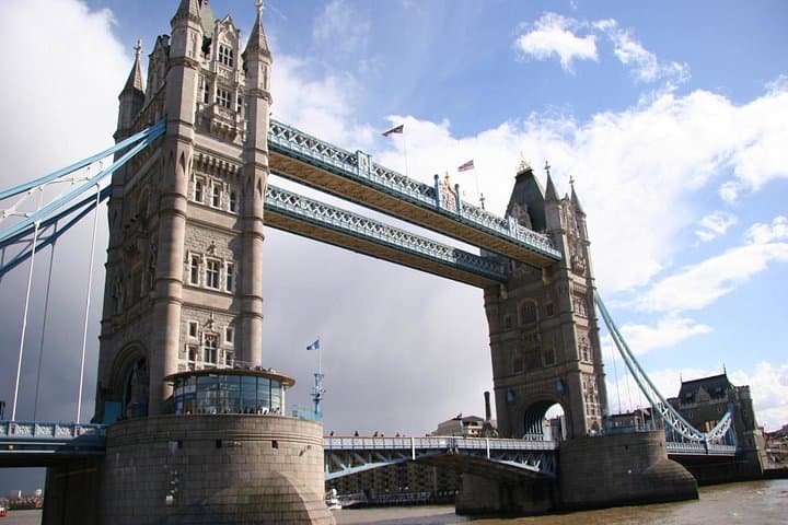 Skip-the-line Tower Bridge and Tower of London Private Tour