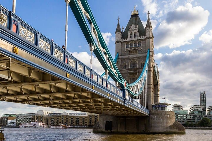 Skip-the-line Tower Bridge and Tower of London Private Tour