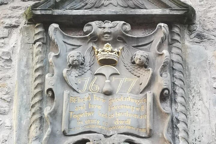 Small Group Walking Tour with Hidden Walks Author in Edinburgh