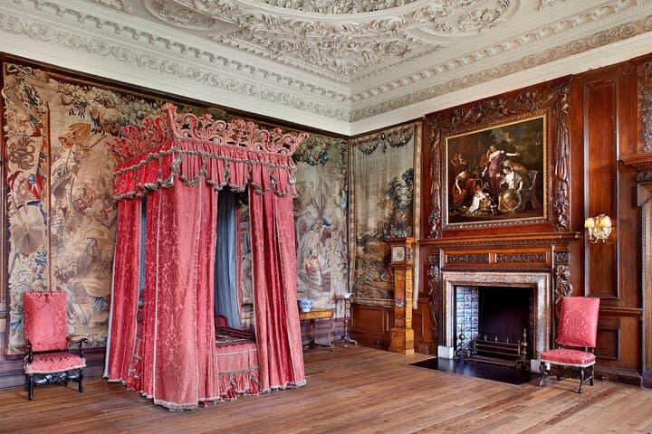 Edinburgh Castle Guided Walking Tour & Holyrood Palace Ticket