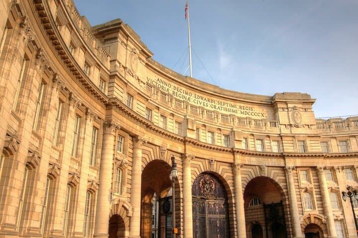 Private Family Walking Tour of Historic London Charm