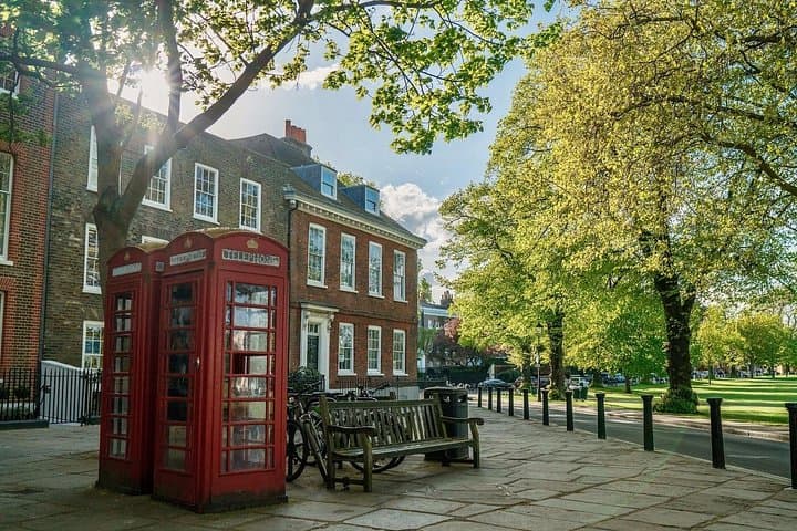 Ted Lasso Filming Locations in Richmond: Private 4-hour Cab Tour