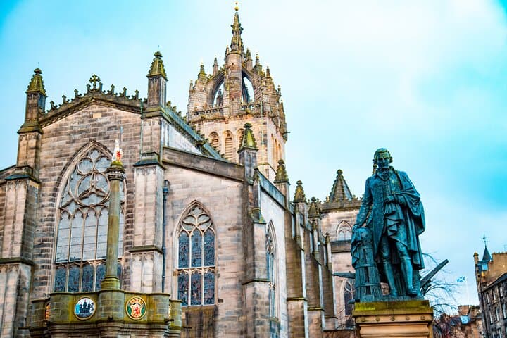 History and Mystery in Edinburgh Old Town Private Tour in French