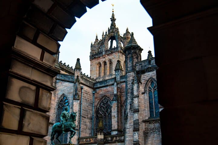 History and Mystery in Edinburgh Old Town Private Tour in French