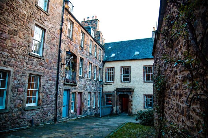 History and Mystery in Edinburgh Old Town Private Tour in French