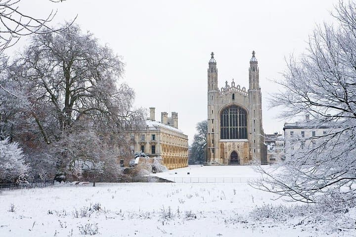 Private Christmas Walking Tour in Cambridge Old Town
