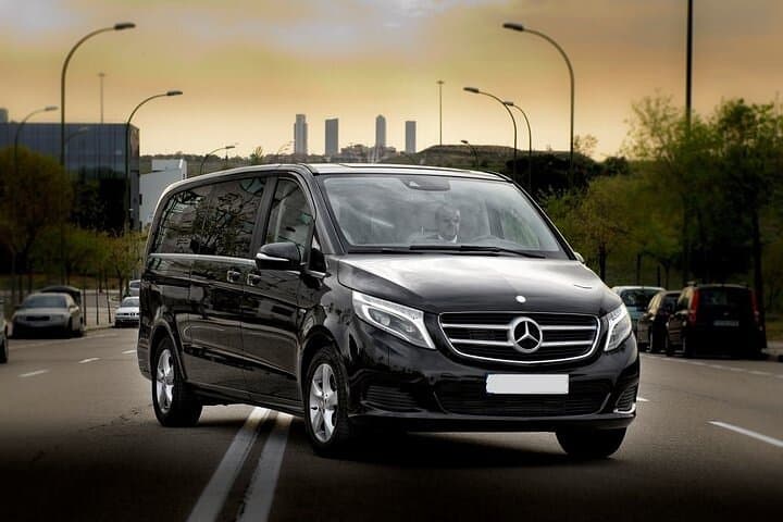 Arrival Transfer Edinburgh Airport EDI to Edinburgh by Minivan