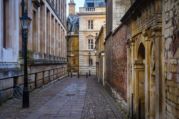 Private Heritage Walking Tour in Cambridge Old Town