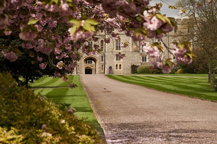 London to Stonehenge and Windsor Castle Day Tour