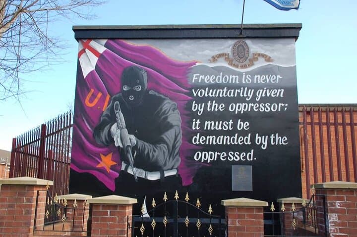 2 Hours Republican & Loyalist Mural Black Taxi Tour from Belfast