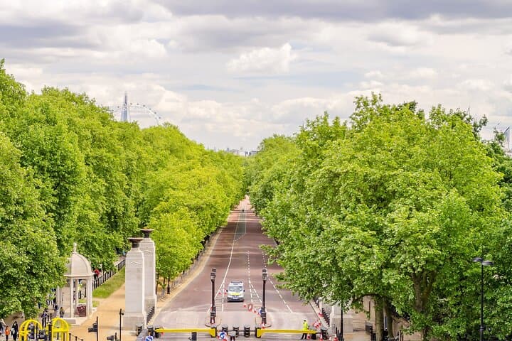 Exclusive Guided Royal Walking Tour w/ Buckingham Palace Tickets